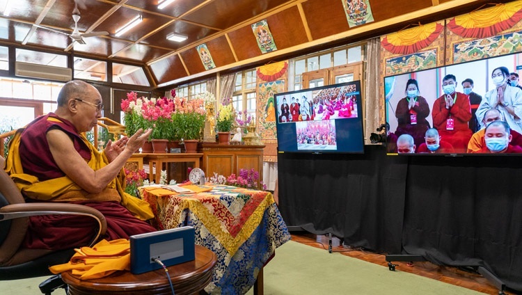 オンライン法話会の最終日、法王公邸のモニターに映し出されたモンゴルの聴衆の質問に答えられるダライ・ラマ法王。2021年3月13日、インド、ヒマーチャル・プラデーシュ州ダラムサラ（撮影：テンジン・ジャンペル / 法王庁）
