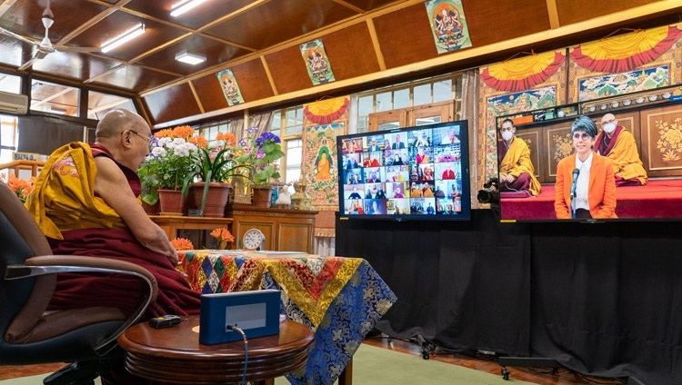 法王公邸からオンラインで行われたイタリア仏教徒連合のリクエストによる法話会で、モニターを通してダライ・ラマ法王に質問するイタリアからの参加者。2021年4月7日、インド、ヒマーチャル・プラデーシュ州ダラムサラ（撮影：テンジン・ジャンペル / 法王庁）