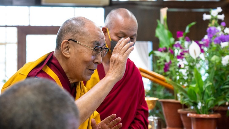 法王公邸からチベット人の若者たちに向けて行われたオンライン法話会2日目。会場に到着されたダライ・ラマ法王。2021年6月2日、インド、ヒマーチャル・プラデーシュ州ダラムサラ（撮影：テンジン・ジャンペル / 法王庁）