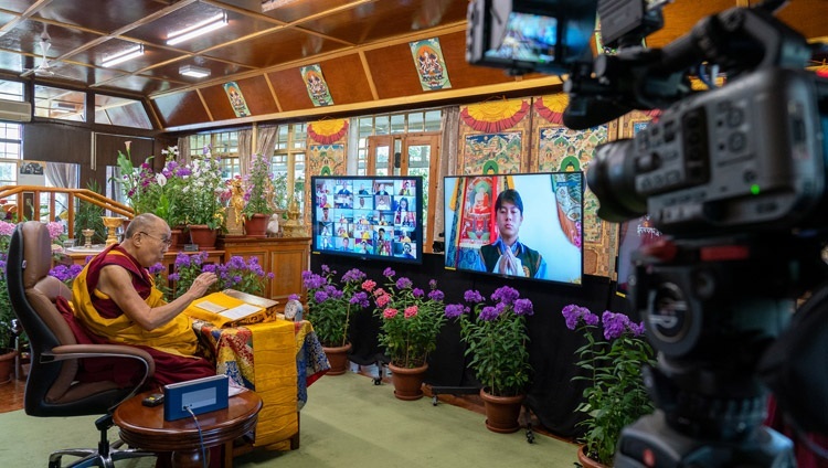 法王公邸からオンラインで配信されたチベット人の若者向けの法話会で質問に答えられるダライ・ラマ法王。2021年6月2日、インド、ヒマーチャル・プラデーシュ州ダラムサラ（撮影：テンジン・ジャンペル / 法王庁）