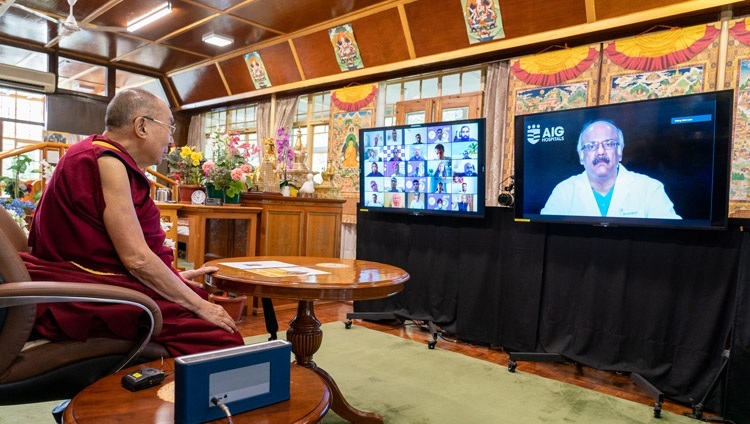 法王公邸からネット中継で行われた医療における思いやりの講演の中で医療従事者から質問を受けられるダライ・ラマ法王。2021年7月7日、インド、ヒマーチャル・プラデーシュ州ダラムサラ（撮影：テンジン・ジャンペル / 法王庁）