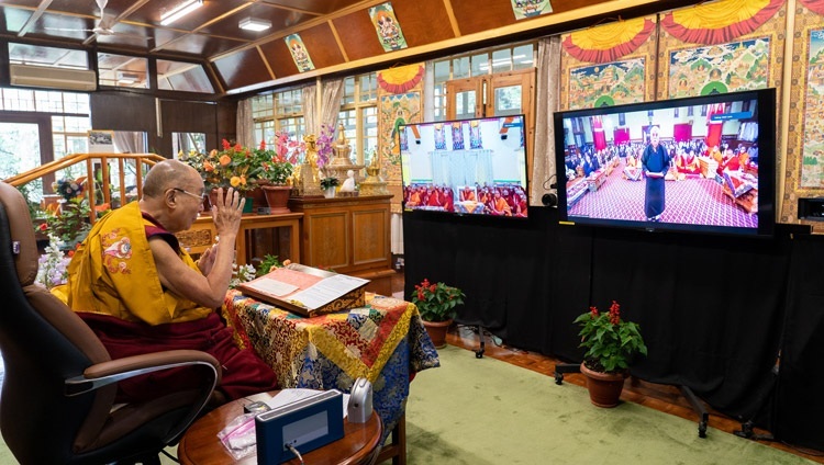 インド、ラダック地方レーのジョカン寺で、ダライ・ラマ法王によるオンライン法話会初日の紹介を行うラダック仏教協会会長のトゥプテン・ツェワン氏。2021年7月13日、インド、ヒマーチャル・プラデーシュ州ダラムサラ（撮影：テンジン・ジャンペル / 法王庁）