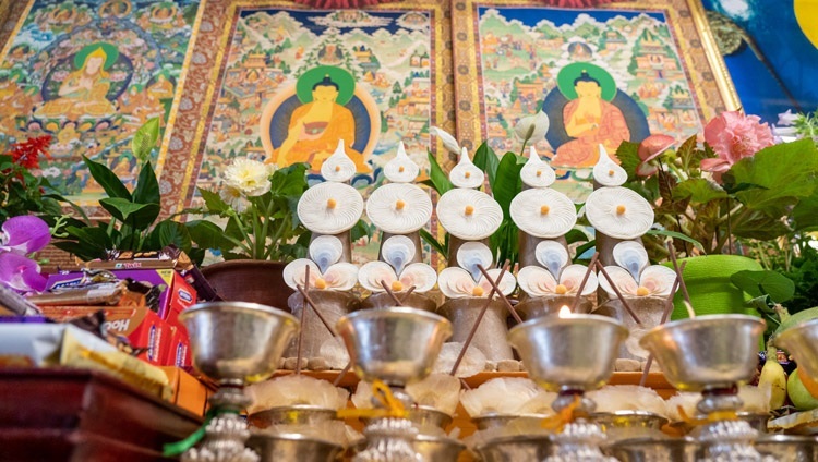 法王公邸で行われたオンライン法話会で、ダライ・ラマ法王の後ろに飾られた供物。2021年7月13日、インド、ヒマーチャル・プラデーシュ州ダラムサラ（撮影：テンジン・ジャンペル / 法王庁）