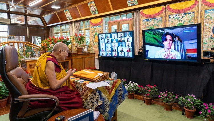 オンラインによる仏教講義の冒頭で、インドネシア人の俳優が捧げるマンダラ供養を受けられるダライ・ラマ法王。2021年8月11日、インド、ヒマーチャル・プラデーシュ州ダラムサラ（撮影：テンジン・ジャンペル / 法王庁）