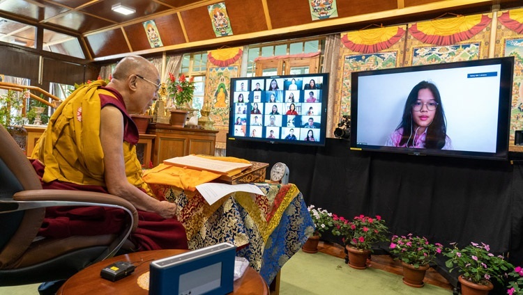 法王公邸でインターネットを介して行われた仏教講義で、インドネシア人の学生の質問に答えられるダライ・ラマ法王。2021年8月11日、インド、ヒマーチャル・プラデーシュ州ダラムサラ（撮影：テンジン・ジャンペル / 法王庁）