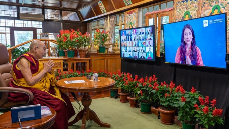 法王公邸での「チベット文化とその平和貢献への可能性」をテーマにしたオンラインによる対話で、ダライ・ラマ法王を歓迎するチベット・イニシアチブ・ドイツの事務局長、テンジン・ツォヒバウアー氏。2021年8月25日、インド・ヒマーチャル・プラデーシュ州ダラムサラ（撮影：テンジン・ジャンペル / 法王庁）