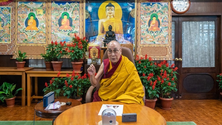 チベット・イニシアチブ・ドイツ主催による法王公邸からのオンライン対談で、「チベット文化とその平和貢献への可能性」について講演されるダライ・ラマ法王。2021年8月25日、インド・ヒマーチャル・プラデーシュ州ダラムサラ（撮影：テンジン・ジャンペル / 法王庁）