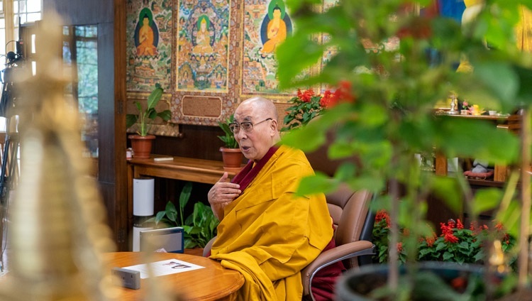 法王公邸から行われた「チベット文化とその平和貢献への可能性」に関するオンラインによる対談で、モニターに映しだされた聴衆からの質問にお答えになるダライ・ラマ法王。2021年8月25日、インド・ヒマーチャル・プラデーシュ州ダラムサラ（撮影：テンジン・ジャンペル / 法王庁）
