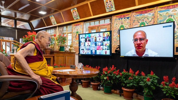 法王公邸から行われた「チベット文化とその平和貢献への可能性」のオンラインによる対話で、モニターを通して法王に質問するチベット支援者のメンバー。2021年8月25日、インド・ヒマーチャル・プラデーシュ州ダラムサラ（撮影：テンジン・ジャンペル / 法王庁）