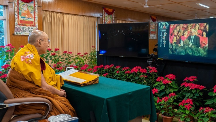 台湾のガンデン・シャルツェ・センターの主催によるプログラムの始めに、1989年に法王がノーベル平和賞を受賞されたときの式典の映像をオンラインでご覧になるダライ・ラマ法王。2021年12月11日、インド、ヒマーチャル・プラデーシュ州ダラムサラ（撮影：テンジン・ジャンペル / 法王庁）
