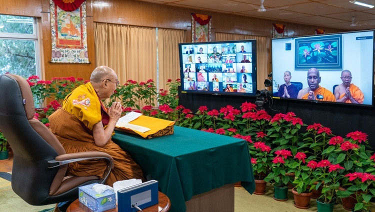 法王公邸からインターネットを介して行われたダライ・ラマ法王の法話会2日目の冒頭で、パーリ語で誦経するマレーシアの上座部仏教評議会（Theravada Buddhist Council）のメンバー。2021年12月18日、インド、ヒマーチャル・プラデーシュ州ダラムサラ（撮影：テンジン・ジャンペル / 法王庁）