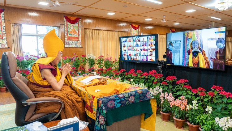 法話会冒頭で、南インドのバイラクッペにあるセラ・ジェ学堂の公邸から、法王に宇宙を表すマンダラと仏陀の身・口・意を象徴する供物を捧げる、ガンデン僧院座主のロブサン・テンジン・リンポチェ。2021年12月29日、インド、ヒマーチャル・プラデーシュ州ダラムサラ（撮影：テンジン・ジャンペル / 法王庁）