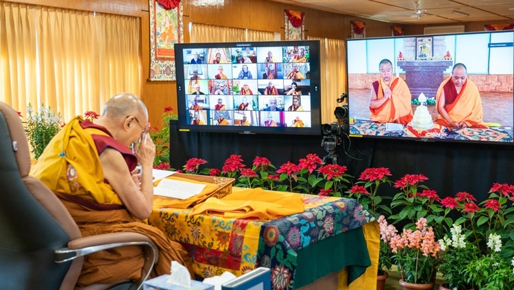 法話会の締めくくりに、南インドのムンゴッドにあるデプン僧院ロセリン科学センターの瞑想堂で声明を唱える2人の経頭。2021年12月29日、インド、ヒマーチャル・プラデーシュ州ダラムサラ（撮影：テンジン・ジャンペル / 法王庁）