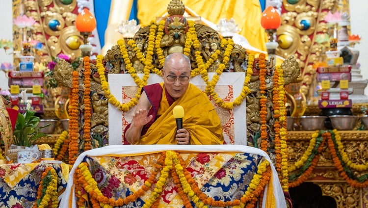 サキャ派の主催による長寿灌頂の儀式において、参列者に話をされるダライ・ラマ法王。2022年5月25日、インド、ヒマーチャル・プラデーシュ州ダラムサラ（撮影：テンジン・チュンジョル / 法王庁）