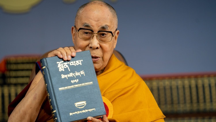 モンラム大チベット辞書の発刊にあたり、ツクラカンで辞書を手にされるダライ・ラマ法王。2022年5月27日、インド、ヒマーチャル・プラデーシュ州ダラムサラ（撮影：テンジン・ジャンペル / 法王庁）