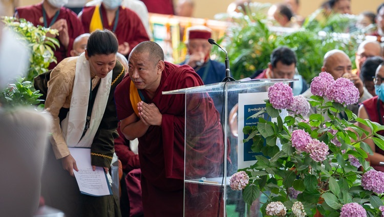 ツクラカンでのモンラム大チベット辞書の発刊記念式典で、紹介の言葉を述べた後、ダライ・ラマ法王に敬意を表するロブサン・モンラム師。2022年5月27日、インド、ヒマーチャル・プラデーシュ州ダラムサラ（撮影：テンジン・ジャンペル / 法王庁）