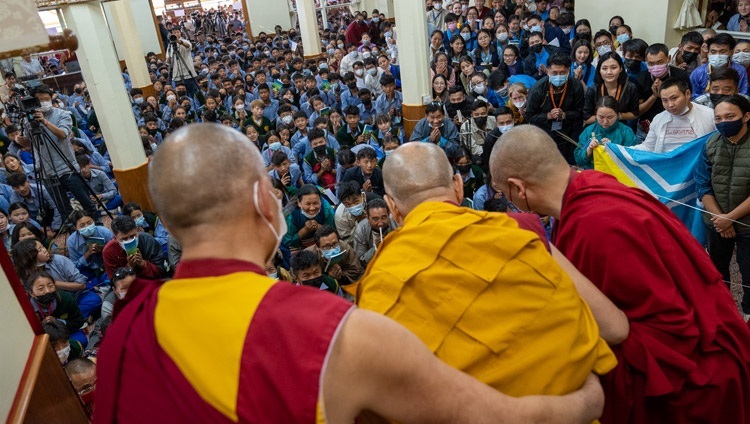 チベット人の若者たちへの法話会初日の会場到着時に、若者たちに挨拶されるダライ・ラマ法王。2022年6月1日、インド、ヒマーチャル・プラデーシュ州ダラムサラ（撮影：テンジン・チュンジョル / 法王庁）