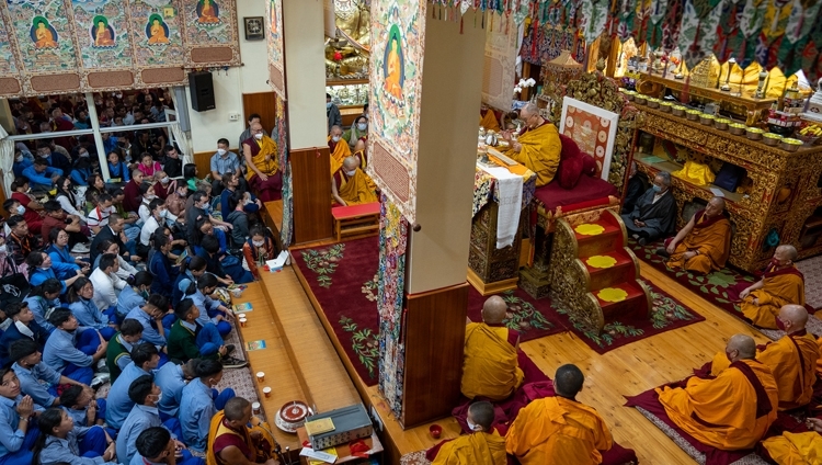 チベット人の若者たちへの法話会2日目、千手千眼観音菩薩の灌頂中のツクラカン堂内の様子。2022年6月2日（撮影：テンジン・チュンジョル / 法王庁）