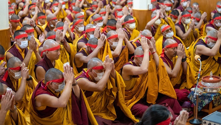 観音ジナサーガラの灌頂を授与されるにあたり、法王の指示に従う僧侶たち。2022年6月14日、インド、ヒマーチャル・プラデーシュ州ダラムサラ（撮影：テンジン・チュンジョル / 法王庁）