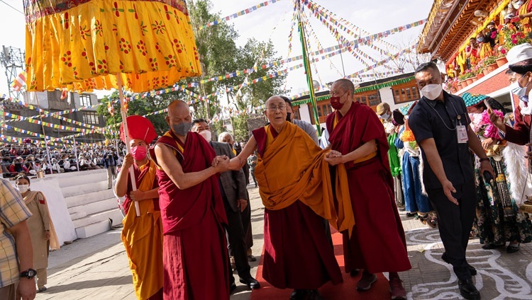 ジョカン寺に到着されたダライ・ラマ法王。2022年7月23日、インド、ラダック地方レー（撮影：テンジン・チュンジョル / 法王庁）