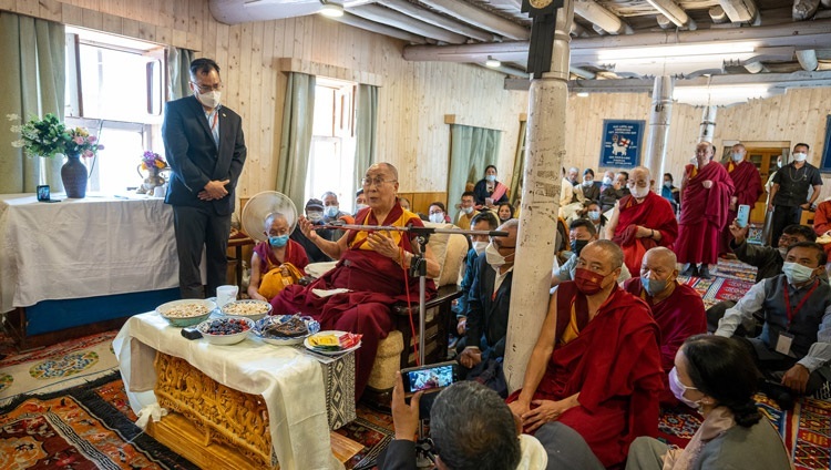 モラヴィアン教会に集まった人々と語られるダライ・ラマ法王。2022年7月23日、インド、ラダック地方レー（撮影：テンジン・チュンジョル / 法王庁）