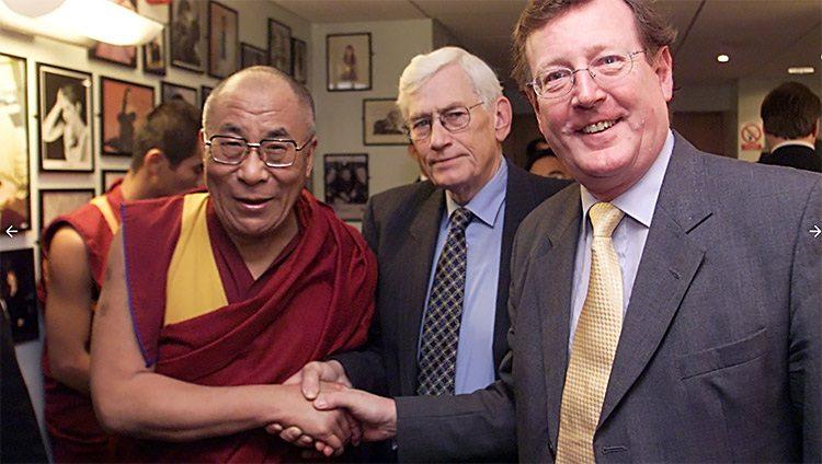 北アイルランド初代首相時代のデービッド・トリンブル氏とシェイマス・マロン第一副大臣と挨拶を交わされるダライ・ラマ法王。2000年、北アイルランド、ベルファスト