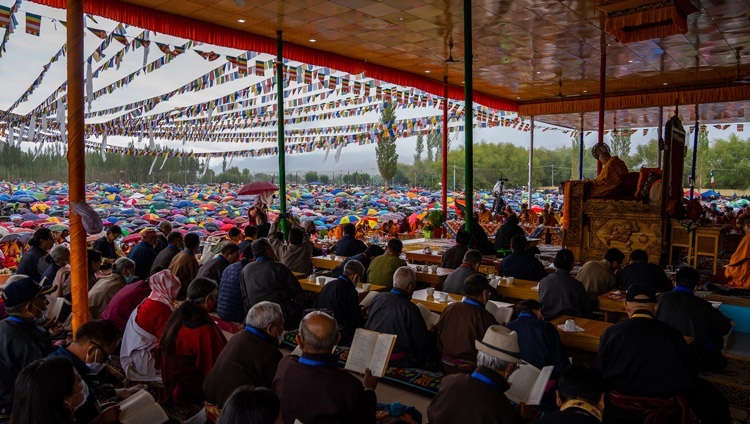 ダライ・ラマ法王の法話会2日目、雨が降る中、ほとんどの聴衆が傘をさして法話を聞いている情景。2022年7月29日、インド、ラダック地方レー（撮影：テンジン・チュンジョル / 法王庁）