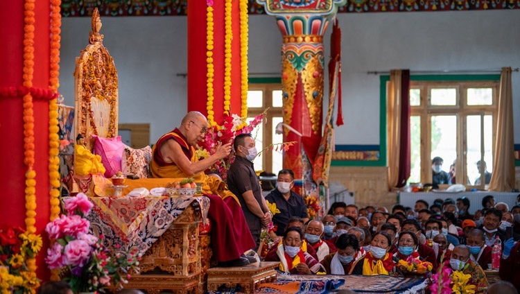 ディスキット・ツァルのトゥプスタンリン僧院で話をされるダライ・ラマ法王。2022年8月23日、インド、ラダック地方レー（撮影：テンジン・チュンジョル / 法王庁）