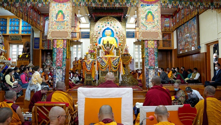 ツクラカンで開かれた長寿祈願法要で、参列者に話をされるダライ・ラマ法王。2022年9月7日、インド、ヒマーチャル・プラデーシュ州ダラムサラ（撮影：テンジン・ジャンペル / 法王庁）