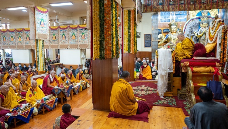 長寿祈願法要の儀式で、参列者に向かって話をされるダライ・ラマ法王。2022年10月26日、インド、ヒマーチャル・プラデーシュ州ダラムサラ（撮影：テンジン・チュンジョル / 法王庁）