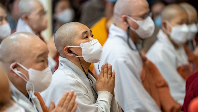 韓国グループのリクエストによる法話会の2日目に、法話会に参列する韓国の僧侶と尼僧たち。2022年11月26日、インド、ヒマーチャル・プラデーシュ州ダラムサラ（撮影：テンジン・チュンジョル / 法王庁）