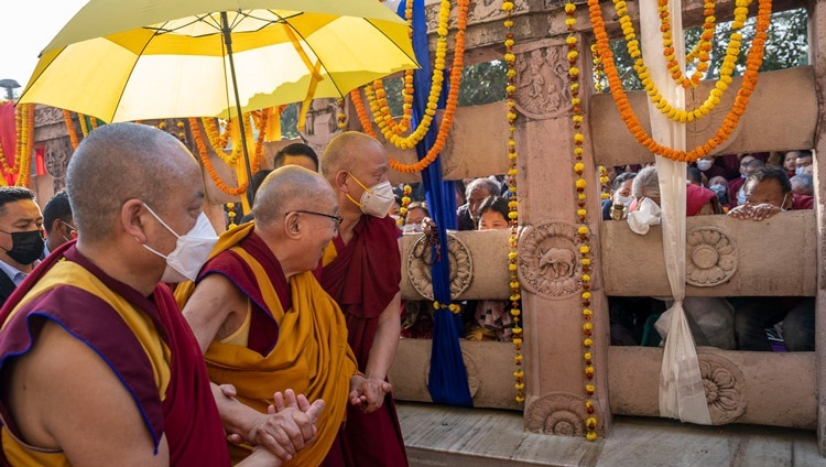マハーボーディ寺院に集った信心深い人々に向けて挨拶をされるダライ・ラマ法王。2022年12月23日、インド、ビハール州ブッダガヤ（撮影：テンジン・チュンジョル / 法王庁）