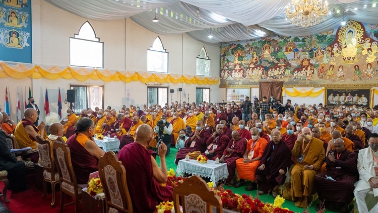 パーリ語とサンスクリット語の国際比丘交流プログラムの開講式の会場となったワット・パー・タイ寺院の様子。2022年12月27日、インド、ビハール州ブッダガヤ（撮影：テンジン・チュンジョル / 法王庁）