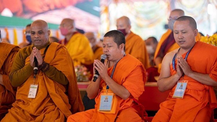 カーラチャクラグラウンドで行われた法話会の初日冒頭で、パーリ語で『慈経』を唱える上座部仏教の僧侶たち。2022年12月29日、インド、ビハール州ブッダガヤ（撮影：テンジン・チュンジョル / 法王庁）
