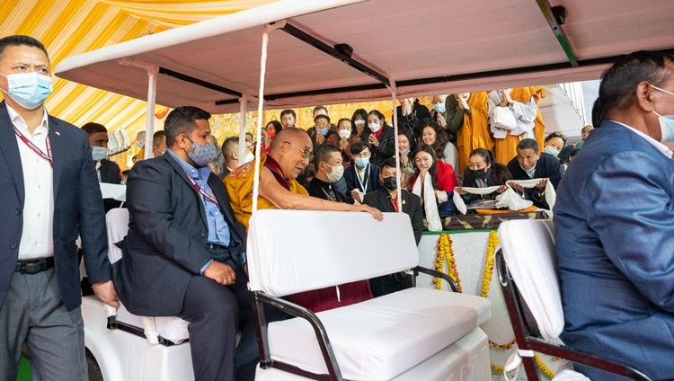 カーラチャクラ・グラウンドで行われた法話会の2日目を終え、チベット寺がある法王公邸に戻られるダライ・ラマ法王。2022年12月30日、インド、ビハール州ブッダガヤ（撮影：テンジン・チュンジョル / 法王庁）