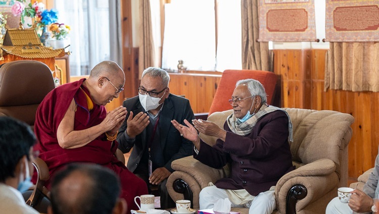 チベット寺がある法王公邸で、ビハール州首相のニティシュ・クマール氏と歓談されるダライ・ラマ法王。2022年12月30日、インド、ビハール州ブッダガヤ（撮影：テンジン・チュンジョル / 法王庁）