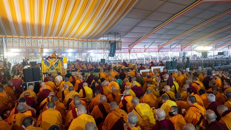 ブッダガヤのカーラチャクラ・グラウンドで開催されたチベット仏教ゲルク派主催による長寿祈願法要のステージの情景。 2023年1月1日、インド、ビハール州ブッダガヤ（撮影：テンジン・チュンジョル / 法王庁）