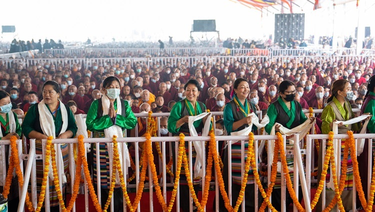 カーラチャクラ・グラウンドで行われた長寿祈願法要で、ガンデン僧院座主が賛辞を読み上げる間、チベット人パフォーマーたちが歌と踊りを披露した。2023年1月1日、インド、ビハール州ブッダガヤ（撮影：テンジン・チュンジョル / 法王庁）
