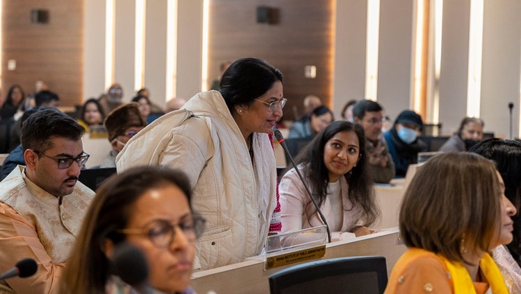 インド行政学院で行われたプログラムで、ダライ・ラマ法王に質問する参加者。2023年1月21日、インド、ニューデリー（撮影：テンジン・チュンジョル / 法王庁）