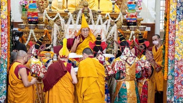 長寿祈願法要で、ダーキニーに扮して法王の前に集まる僧侶たち。2023年4月5日、インド、ヒマーチャル・プラデーシュ州ダラムサラ（撮影：テンジン・チュンジョル / 法王庁）