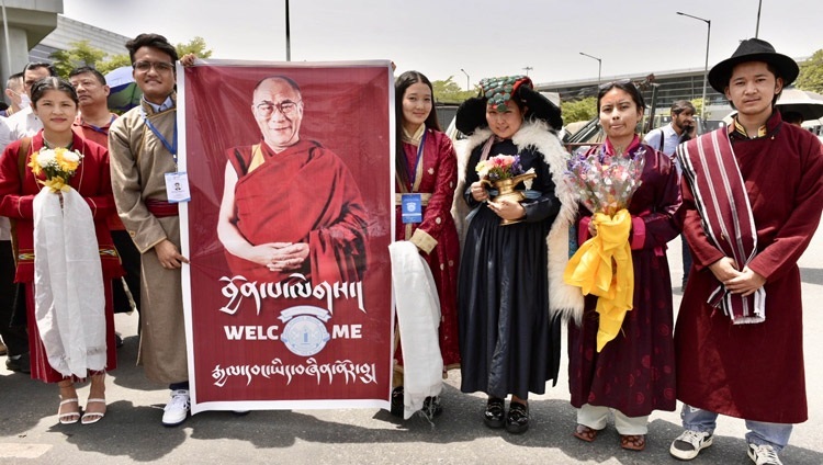 ニューデリー空港に到着されたダライ・ラマ法王を出迎えるため、チベット人やヒマラヤ地域の人々を含めた数千人が集まった。2023年4月19日。インド、ニューデリー（撮影：テンジン・ジグメ・テダ / CTA）