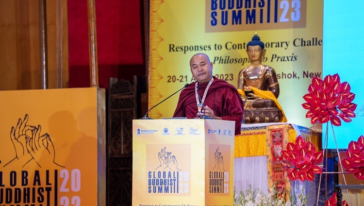 アショクホテルでの世界仏教徒サミット2023で、開会の挨拶をする国際仏教連盟のダンマピヤ事務局長。2023年4月21日、インド、ニューデリー（撮影：テンジン・チュンジョル / 法王庁）