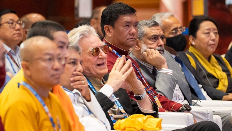 アショクホテルでの世界仏教徒サミット2023で、ダライ・ラマ法王の演説に耳を傾ける参加者たち。2023年4月21日、インド、ニューデリー（撮影：テンジン・チュンジョル / 法王庁）