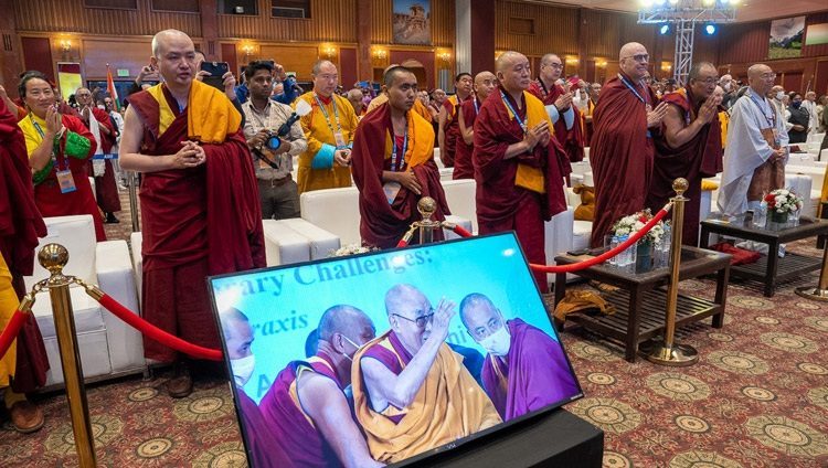 アショクホテルでの世界仏教徒サミット2023の会場に到着されたダライ・ラマ法王を、立ち上がって歓迎する参加者たち。2023年4月21日、インド、ニューデリー（撮影：テンジン・チュンジョル / 法王庁）