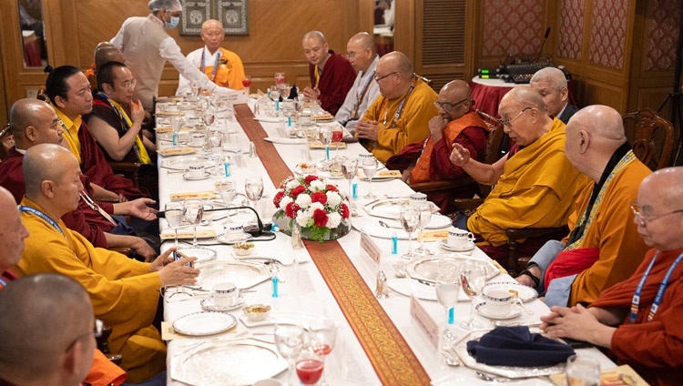 アショクホテルでの世界仏教徒サミット2023の国際仏教代表団との昼食に参加されるダライ・ラマ法王。2023年4月21日、インド、ニューデリー（撮影：テンジン・チュンジョル / 法王庁）