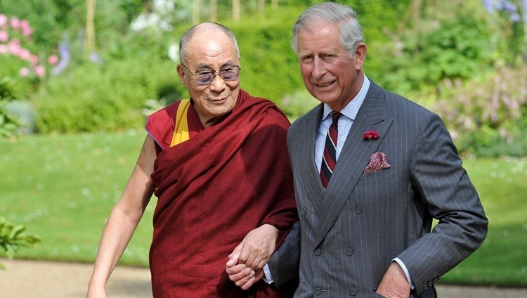チャールズ皇太子の公邸クラレンス・ハウスを歩かれるダライ・ラマ法王とチャールズ皇太子。2012年6月21日、イギリス、ロンドン
