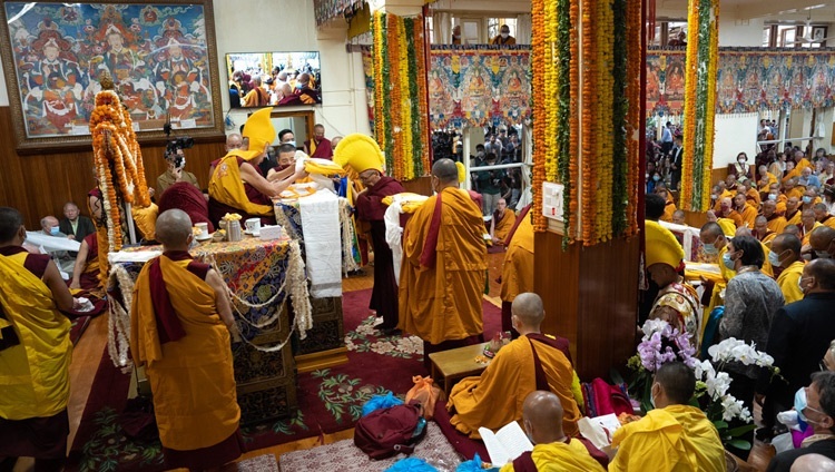 ツクラカンで行われた長寿祈願法要で、ダライ・ラマ法王に供物を捧げる大乗仏教伝統保存財団の人々。2023年5月24日、インド、ヒマーチャル・プラデーシュ州ダラムサラ（撮影：テンジン・チュンジョル / 法王庁）