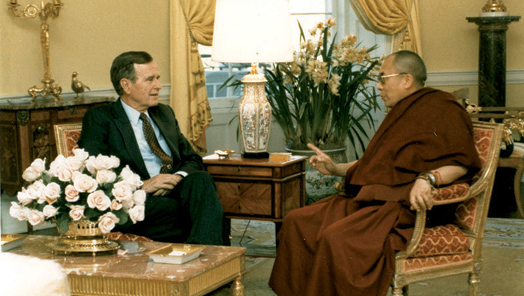 当時大統領であったジョージ・H・W・ブッシュ氏とホワイトハウスでお話をされるダライ・ラマ法王。1991年4月16日、アメリカ、ワシントンDC（撮影：ホワイトハウス）