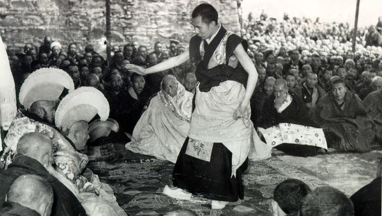 1958年夏から1959年2月に行われた、ゲシェ・ラランパの最終試験を受けられるダライ・ラマ法王。チベット、ラサ