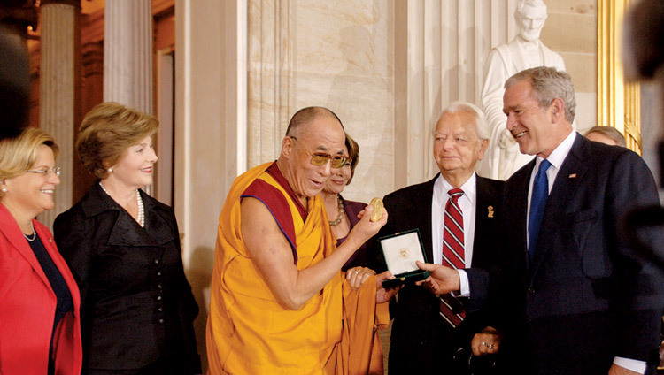 米国のジョージ・W・ブッシュ大統領から米国議会名誉黄金勲章を受け取られるダライ・ラマ法王。2007年10月17日、ワシントンDC、米国連邦議会